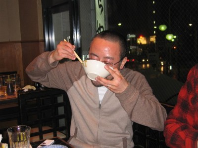 カレーうどんを食べる雪男