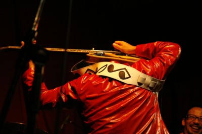 背面奏法でNG’s伊藤氏になぐりこみだっ！うりゃっ！！