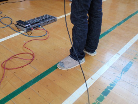 スリッパで、はもにか スリッパで、はもにか