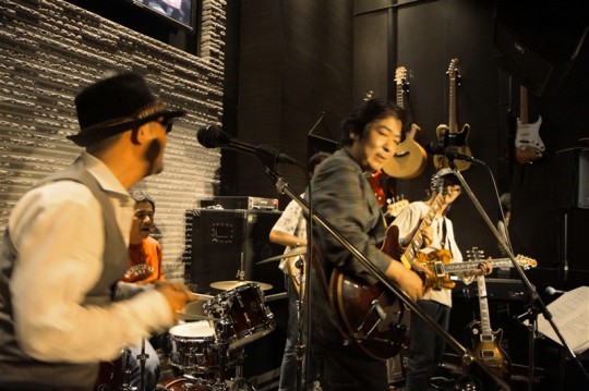 睨まれる男 睨まれる男