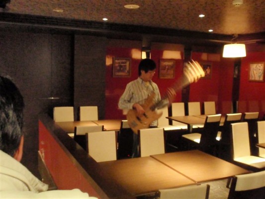 2Fでベースを弾く男 2Fでベースを弾く男